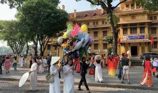 Giới trẻ Thủ đô lan tỏa yêu nước qua ảnh chụp tại Lăng Bác mừng 50 năm thống nhất đất nước