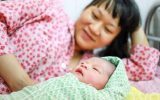 Vợ đẻ, chồng cũng được tiền thai sản, chị em đã biết chưa?