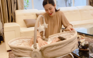 Ái nữ nhà Đông Nhi mới gần 1 tuổi đã là bà tám, miễn được gọi là toe toét cười