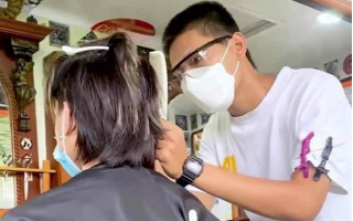 Soobin Hoàng Sơn đi tiêm vaccine lại được quân nhân cắt tóc miễn phí