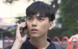 Dũng ngày ngày chơi game ở quán net, cãi nhau với cô giáo, ít được gia đình quan tâm trong phim 'Lối nhỏ vào đời'.
