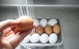 Học người Hàn cách làm trứng nướng muối bằng nồi cơm điện vừa dễ vừa ngon