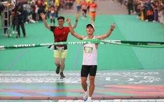 Hoàng Nguyên Thanh lần thứ tư vô địch marathon ở giải chạy kỷ lục Việt Nam
