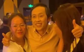 NS Hoài Linh đội mưa giao lưu với khán giả, nói về chuyện làm cha làm mẹ gây chú ý