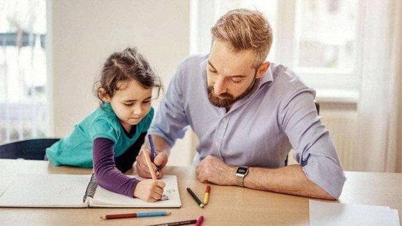 Bố mẹ không thể quá 'thông minh', nên học cách 'giả vờ ngu ngốc' để con có đủ điều kiện phát triển toàn diện
