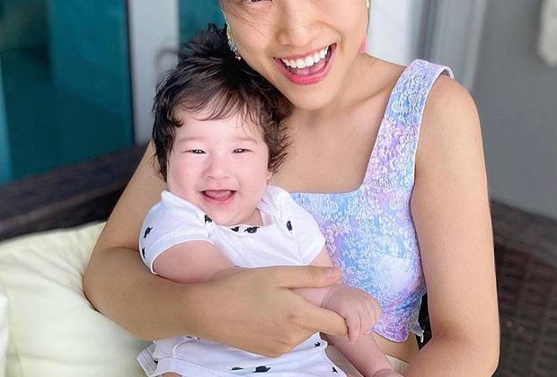 Nhóc tỳ lai nhà Hoàng Oanh nhìn thấy camera đã cười tươi như hoa, nhìn cưng xỉu