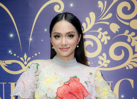 Hương Giang bất ngờ tặng lại chiếc đồng hồ mua đấu giá 900 triệu làm từ thiện