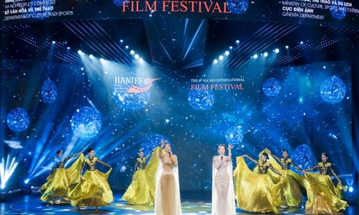 Hoa hậu Mai Phương cùng Á hậu Kiều Loan khoe giọng hát nội lực tại Liên hoan phim Quốc tế