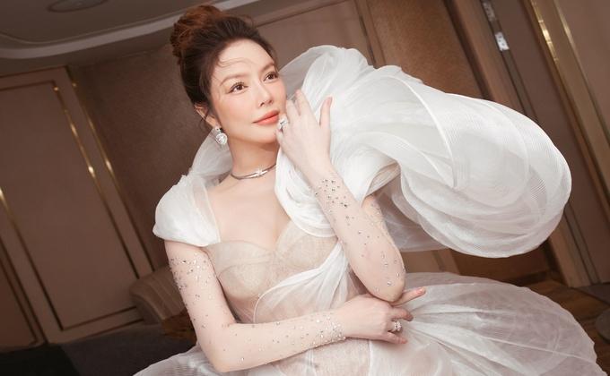 Lý Nhã Kỳ “xin vía” Hồ Ngọc Hà, Thanh Hằng để sớm kết hôn