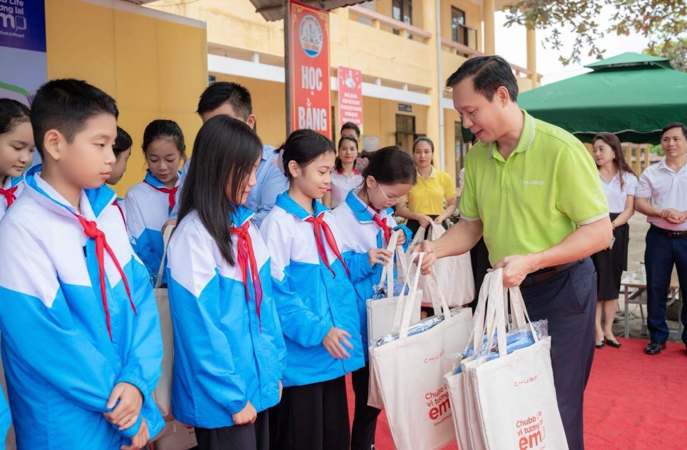 “Chubb Life – Vì Tương Lai Em” mang yêu thương đến học sinh Thái Nguyên