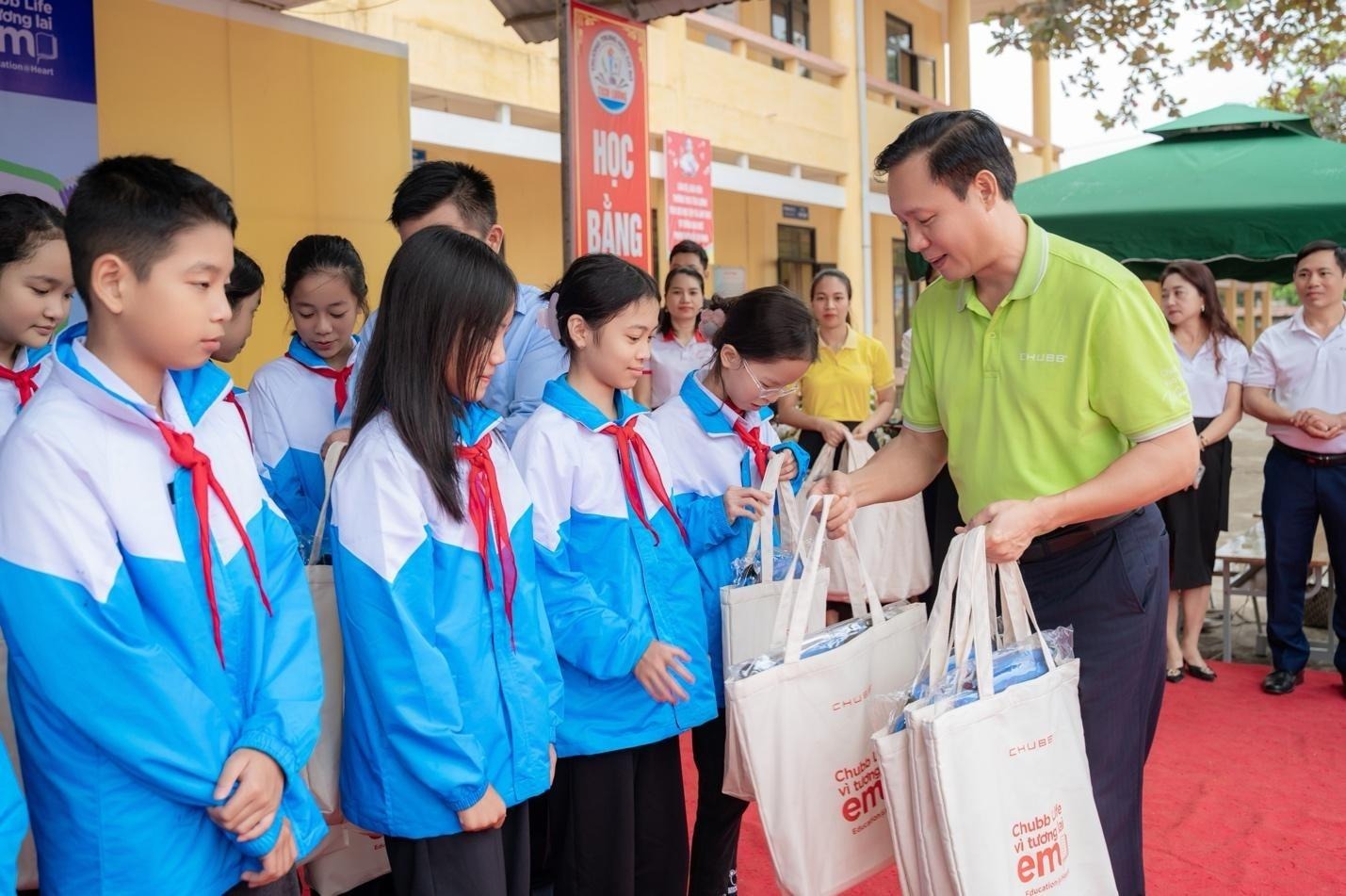 A person handing a bag to a group of peopleDescription automatically generated